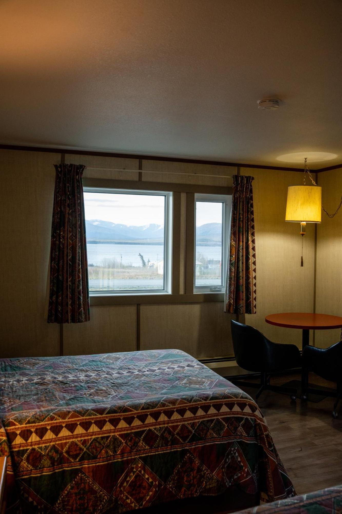 Talbot Arm Motel Destruction Bay Extérieur photo